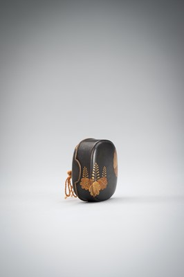 Lot 657 - A LACQUER HAKO NETSUKE WITH KIKU BLOSSOMS