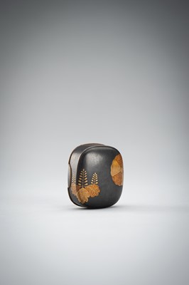 Lot 657 - A LACQUER HAKO NETSUKE WITH KIKU BLOSSOMS