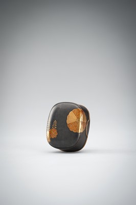 Lot 657 - A LACQUER HAKO NETSUKE WITH KIKU BLOSSOMS