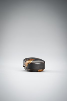 Lot 657 - A LACQUER HAKO NETSUKE WITH KIKU BLOSSOMS