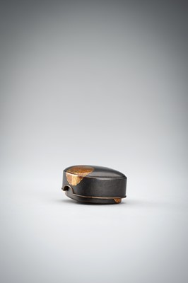 Lot 657 - A LACQUER HAKO NETSUKE WITH KIKU BLOSSOMS