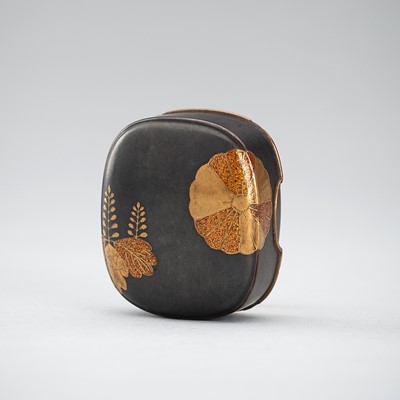 Lot 657 - A LACQUER HAKO NETSUKE WITH KIKU BLOSSOMS