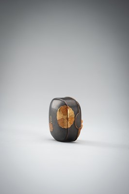 Lot 657 - A LACQUER HAKO NETSUKE WITH KIKU BLOSSOMS