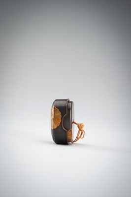 Lot 657 - A LACQUER HAKO NETSUKE WITH KIKU BLOSSOMS