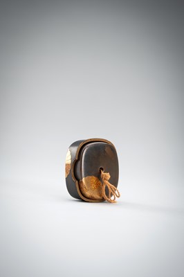 Lot 657 - A LACQUER HAKO NETSUKE WITH KIKU BLOSSOMS