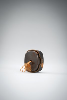 Lot 657 - A LACQUER HAKO NETSUKE WITH KIKU BLOSSOMS