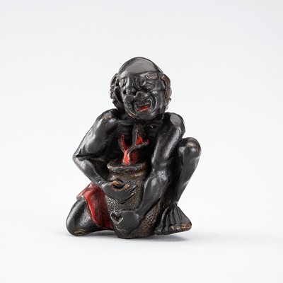 Lot 669 - A LACQUERED PRESSED HORN NETSUKE OF A SOUTH SEA ISLANDER