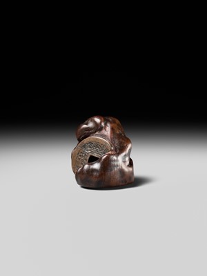 Lot 218 - MIWA: AN INLAID WOOD NETSUKE OF AN OLD CHINESE COIN AND DARUMA (ZENI AND ZEN)