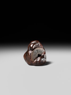 Lot 218 - MIWA: AN INLAID WOOD NETSUKE OF AN OLD CHINESE COIN AND DARUMA (ZENI AND ZEN)