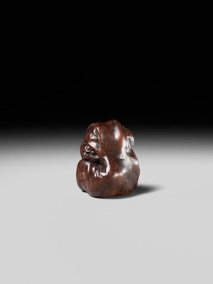 Lot 218 - MIWA: AN INLAID WOOD NETSUKE OF AN OLD CHINESE COIN AND DARUMA (ZENI AND ZEN)