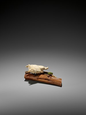 Lot 233 - A FINE IVORY, STAG ANTLER AND WOOD OKIMONO OF A KINGFISHER CATCHING AN EEL