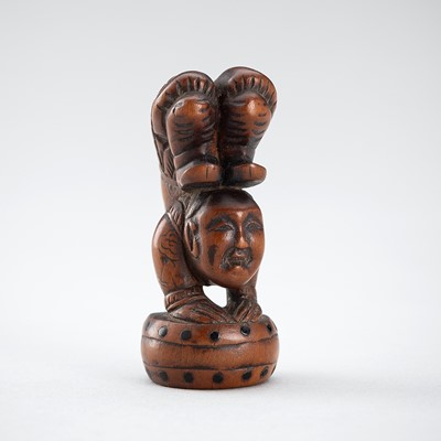 Lot 528 - A FINE WOOD NETSUKE OF AN ACROBAT, KARUWAZASHI