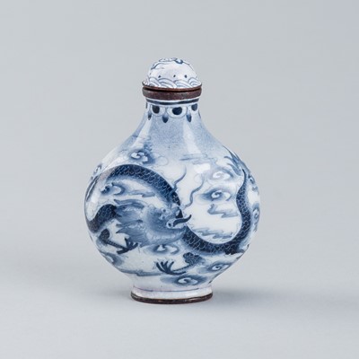 AN ENAMELED SNUFF BOTTLE WITH DRAGON AND PHOENIX