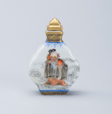 Lot 1820 - AN ENAMELED PORCELAIN ‘SHOULAO’ SNUFF BOTTLE