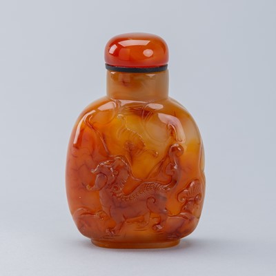 Lot 1809 - AN AGATE ‘QILIN AND BAT’ SNUFF BOTTLE