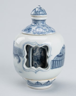 Lot 1817 - A RARE BLUE AND WHITE ROTATING PORCELAIN SNUFF BOTTLE, c. 1900s