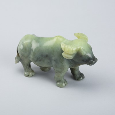 A YELLOW-GREEN AND GRAY SERPENTINE FIGURE OF A BUFFALO