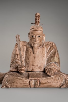 Lot 90 - A FINE WOOD FIGURE OF A SEATED TENJIN