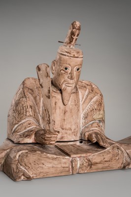 Lot 90 - A FINE WOOD FIGURE OF A SEATED TENJIN