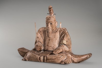 Lot 90 - A FINE WOOD FIGURE OF A SEATED TENJIN
