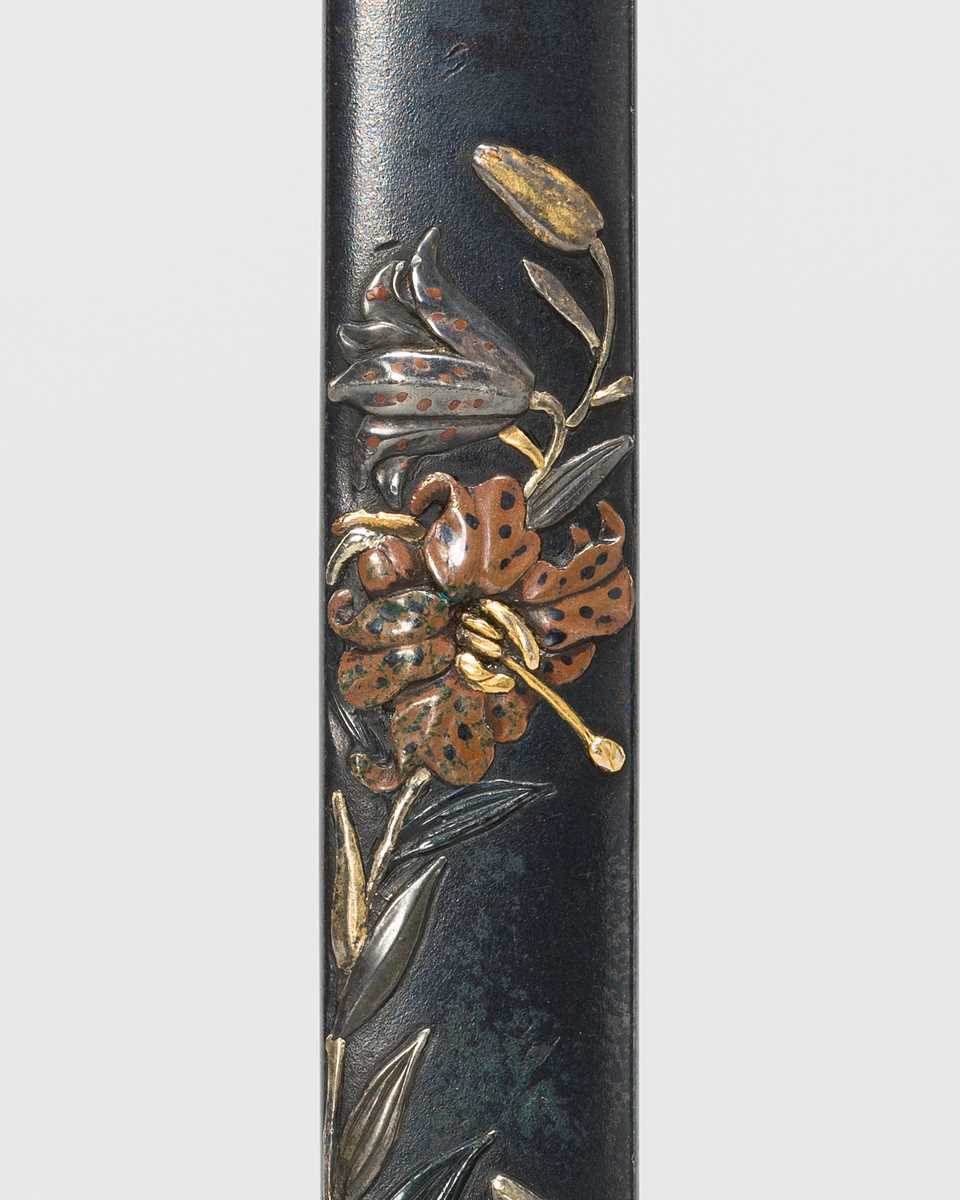 Lot 270 - ISHIGURO MASAYOSHI: A FINE ISHIGURO SCHOOL SHAKUDO KOZUKA DEPICTING A LILY