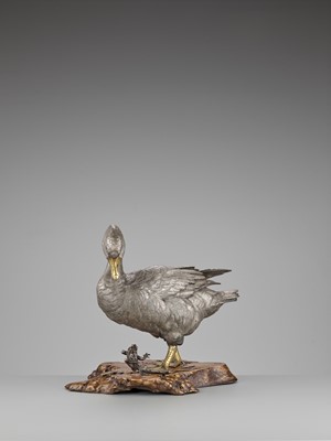 Lot 11 - OSHIMOTO SEIJI: AN EXTREMELY FINE AND LARGE PARCEL-GILT AND SILVERED BRONZE OKIMONO OF A GOOSE STEPPING ON A FROG