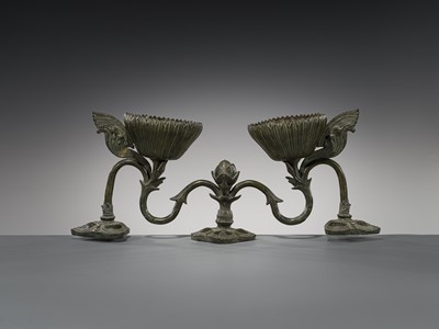 Lot 263 - A RARE BRONZE OIL LAMP, ANGKOR PERIOD, KHMER EMPIRE, 12TH CENTURY