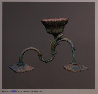 Lot 263 - A RARE BRONZE OIL LAMP, ANGKOR PERIOD, KHMER EMPIRE, 12TH CENTURY