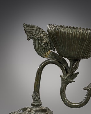 Lot 263 - A RARE BRONZE OIL LAMP, ANGKOR PERIOD, KHMER EMPIRE, 12TH CENTURY