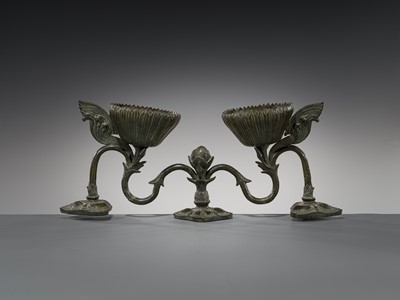 Lot 263 - A RARE BRONZE OIL LAMP, ANGKOR PERIOD, KHMER EMPIRE, 12TH CENTURY