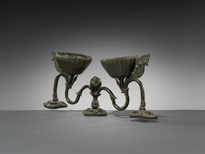 Lot 263 - A RARE BRONZE OIL LAMP, ANGKOR PERIOD, KHMER EMPIRE, 12TH CENTURY