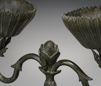 Lot 263 - A RARE BRONZE OIL LAMP, ANGKOR PERIOD, KHMER EMPIRE, 12TH CENTURY