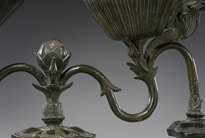 Lot 263 - A RARE BRONZE OIL LAMP, ANGKOR PERIOD, KHMER EMPIRE, 12TH CENTURY