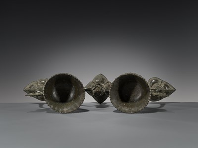 Lot 263 - A RARE BRONZE OIL LAMP, ANGKOR PERIOD, KHMER EMPIRE, 12TH CENTURY