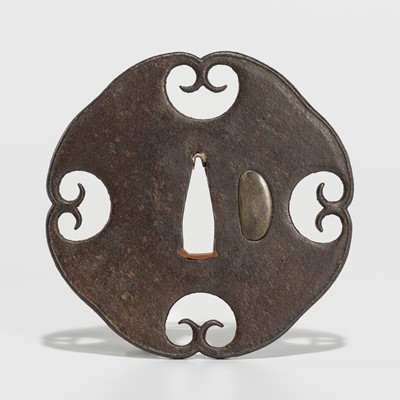 Lot 603 - AN IRON SUKASHI TSUBA WITH STYLIZED NYOI HEADS