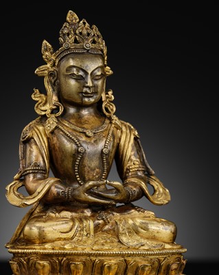 Lot 3 - A TWO-TONE GILT BRONZE FIGURE OF AMITAYUS, LATE KANGXI TO EARLY QIANLONG PERIOD