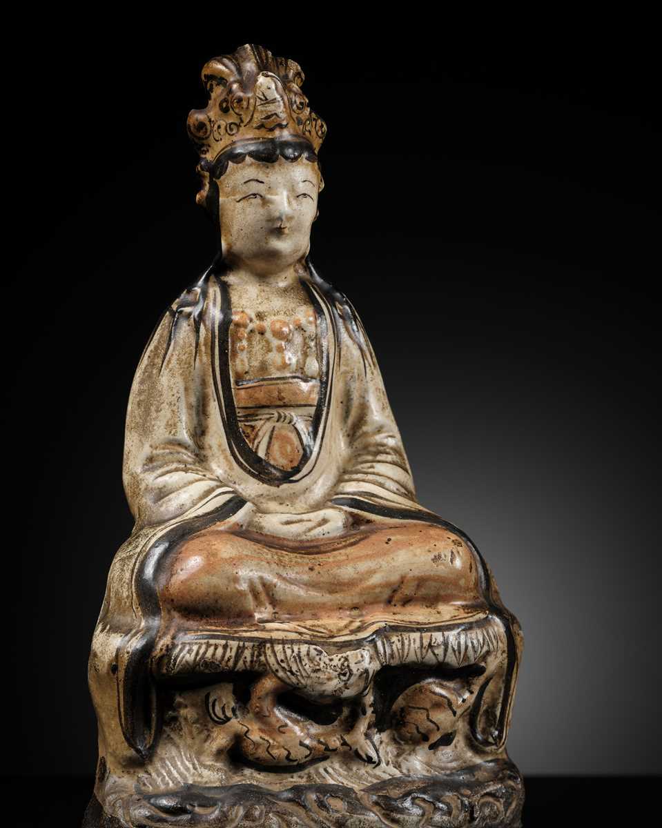 Lot 340 - A CIZHOU PAINTED FIGURE OF GUANYIN, JIN TO EARLY MING DYNASTY