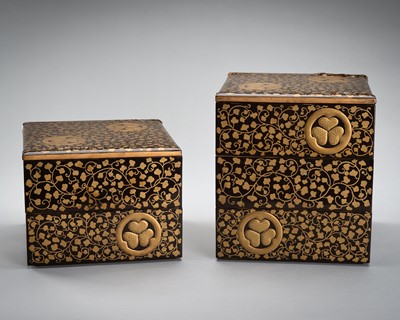 Lot 16 - A SET OF TWO STACKABLE LACQUER BOXES WITH SCROLLING VINES