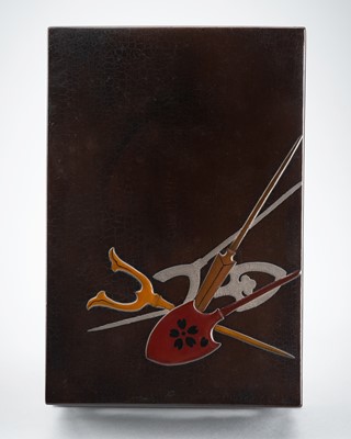 Lot 1 - A LACQUER BOX AND COVER DEPICTING WEAPONS