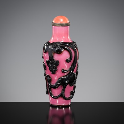 Lot 492 - AN IMPERIAL BLACK OVERLAY PINK GLASS ‘CHILONG’ SNUFF BOTTLE, MID-QING DYNASTY