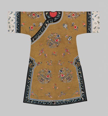 Lot 515 - A LADY’S INFORMAL SILK AND DAMASK ROBE, CHANGYI