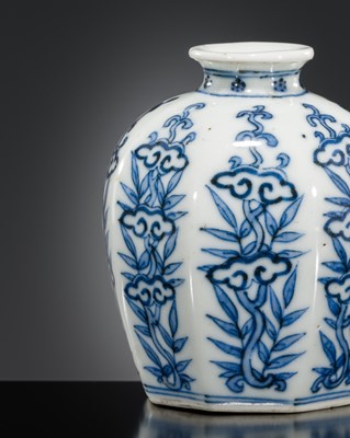 Lot 503 - A BLUE AND WHITE OCTAGONAL ‘LINGZHI’ PORCELAIN SNUFF BOTTLE, 19TH CENTURY