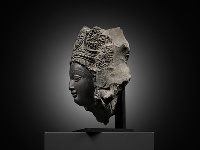 Lot 192 - AN IMPORTANT GRAY CHLORITE HEAD OF VAIKUNTHA VISHNU, KASHMIR, 8TH TO EARLY 9TH CENTURY