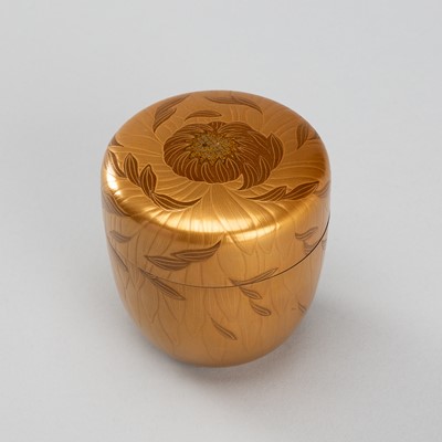 Lot 31 - ISAO SOSAI: A FINE GOLD-LACQUER NATSUME (TEA CADDY) WITH KIKU BLOSSOMS