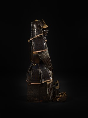 Lot 164 - A SUIT OF ARMOR (YOROI) WITH A SUJIBACHI KABUTO WITH A HISHIMON MAEDATE