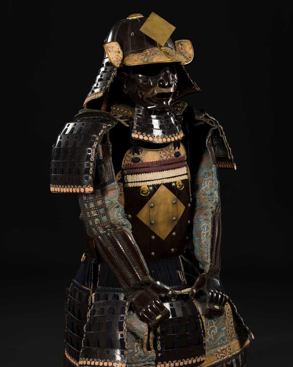 Lot 164 - A SUIT OF ARMOR (YOROI) WITH A SUJIBACHI KABUTO WITH A HISHIMON MAEDATE