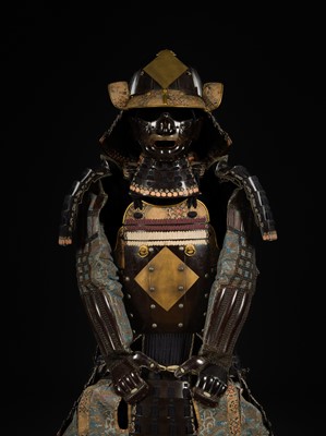 Lot 164 - A SUIT OF ARMOR (YOROI) WITH A SUJIBACHI KABUTO WITH A HISHIMON MAEDATE