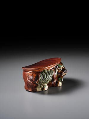 Lot 537 - A SANCAI GLAZED POTTERY ‘LION’ PILLOW, LIAO TO JIN DYNASTY