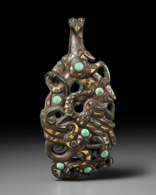 Lot 62 - A GOLD, SILVER AND TURQUOISE INLAID BRONZE GARMENT HOOK, DAIGOU, EASTERN ZHOU PERIOD