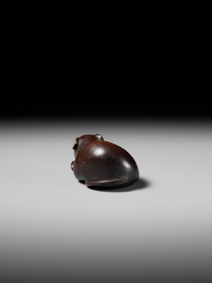 Lot 147 - KANO TOMOKAZU: A SUPERB WOOD NETSUKE OF A RAT WITH EDAMAME BEAN POD